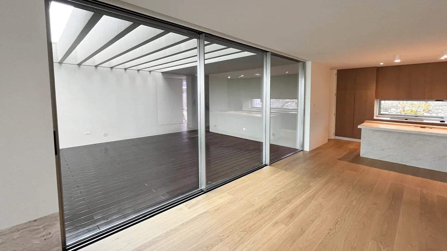 Sala aberta para o deck