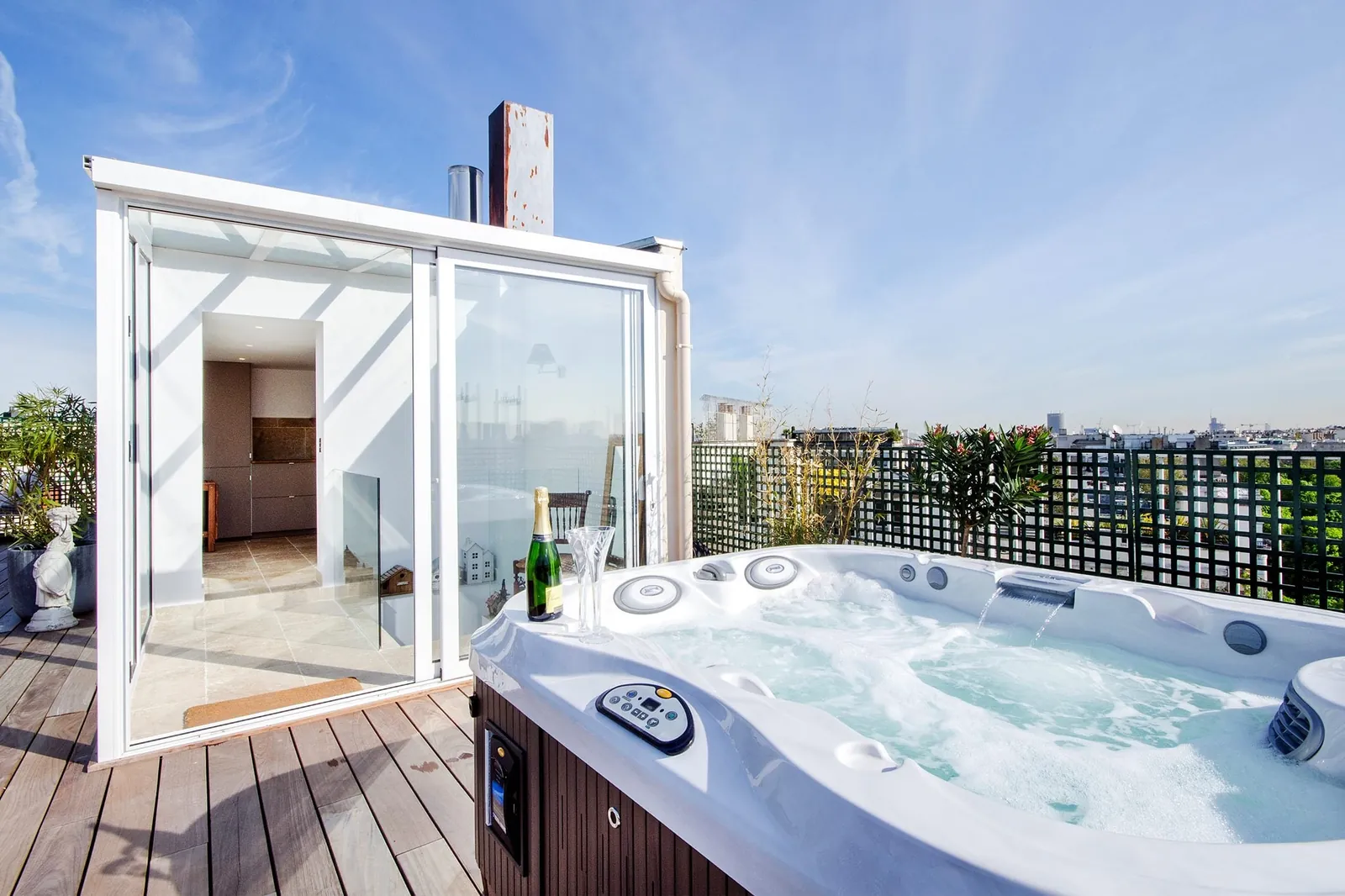 Jacuzzi com vista para a Torre Eiffel